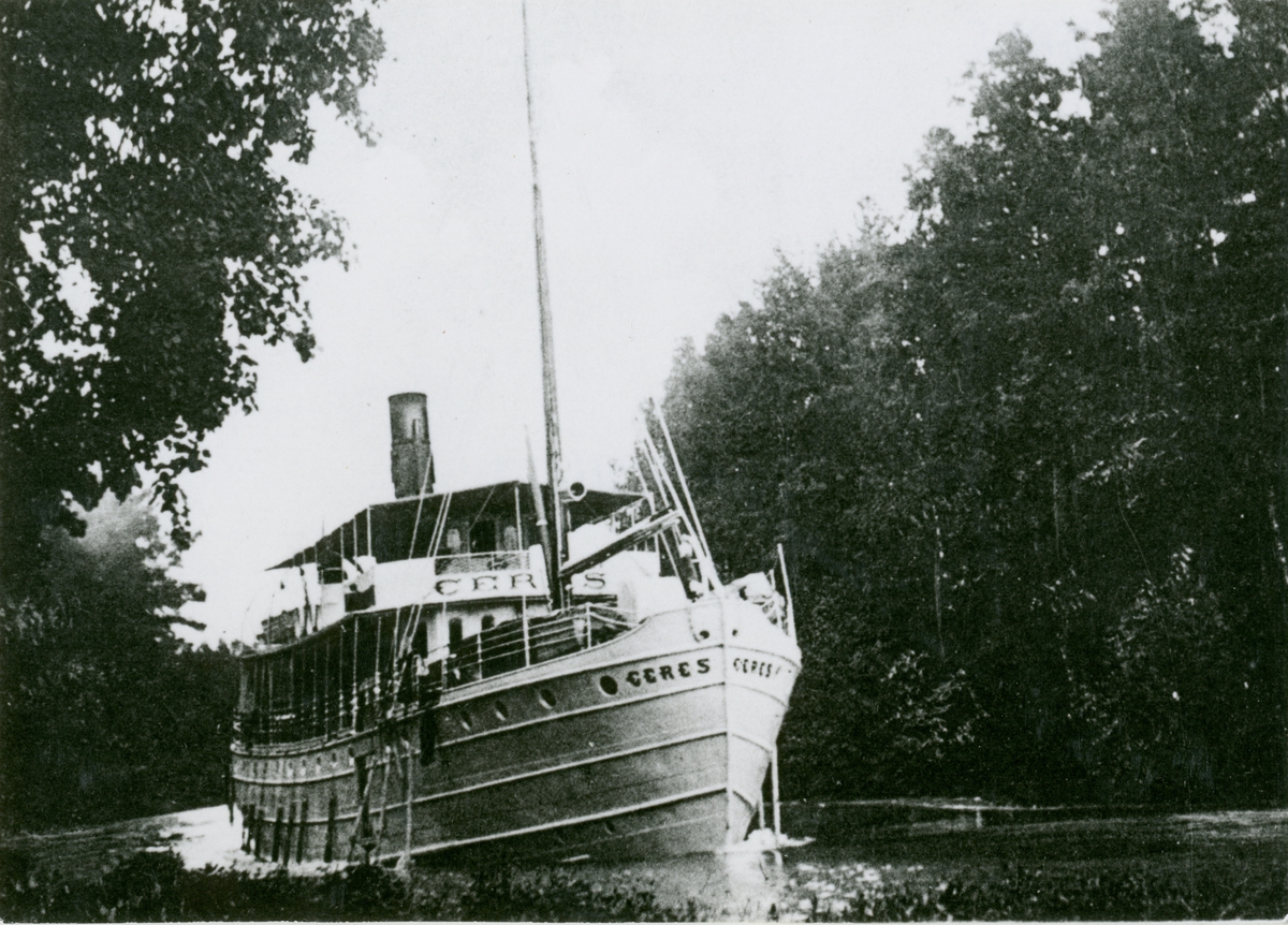 Foto i svartvitt visande passagerarångfartyget CERES av Gäteborg under gång i Göta Kanal.