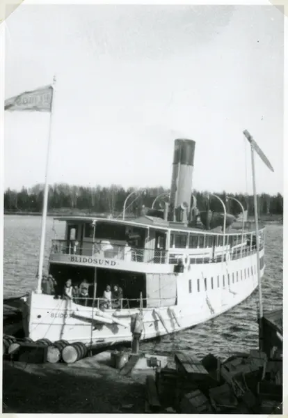 Fotodatum: 1927-04-17.
Det finns två fotografier på samma mo