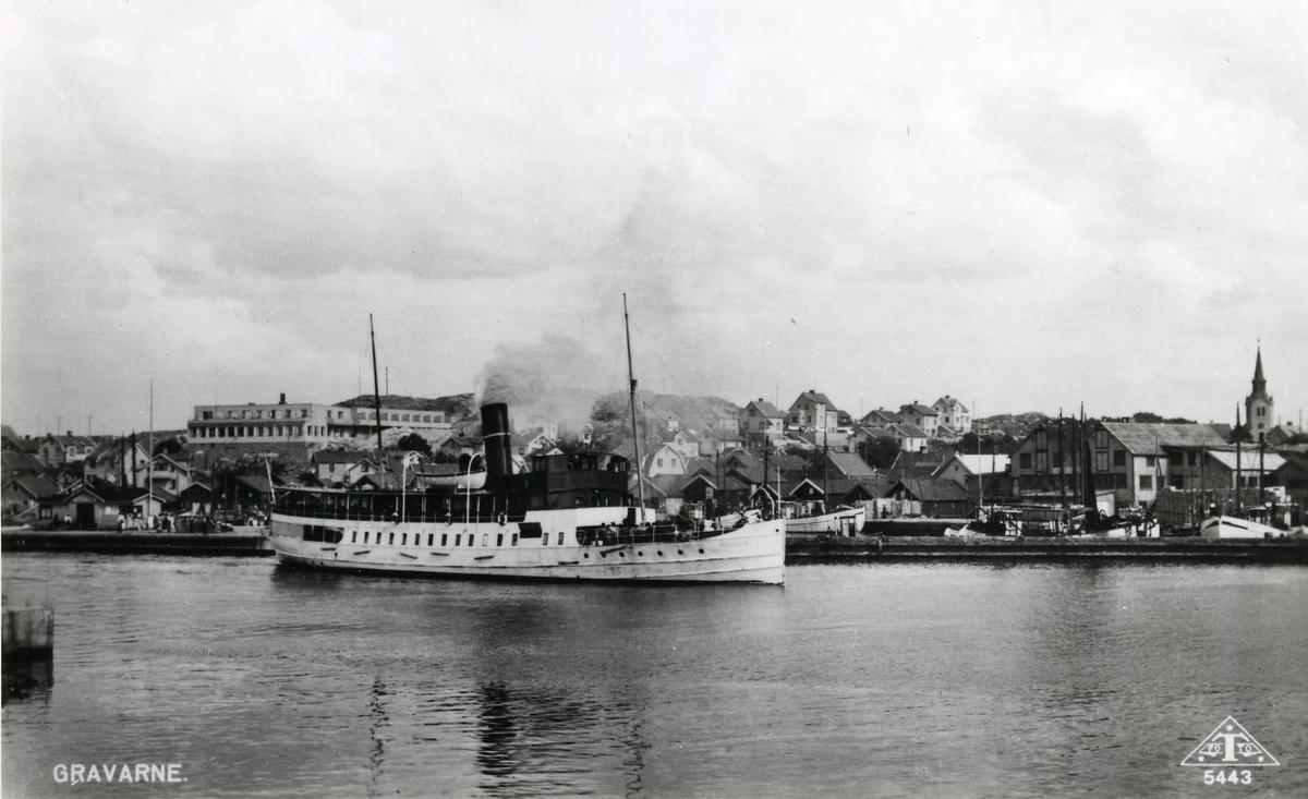 Gravarne. S/S Bohuslän liggande i hamnen.