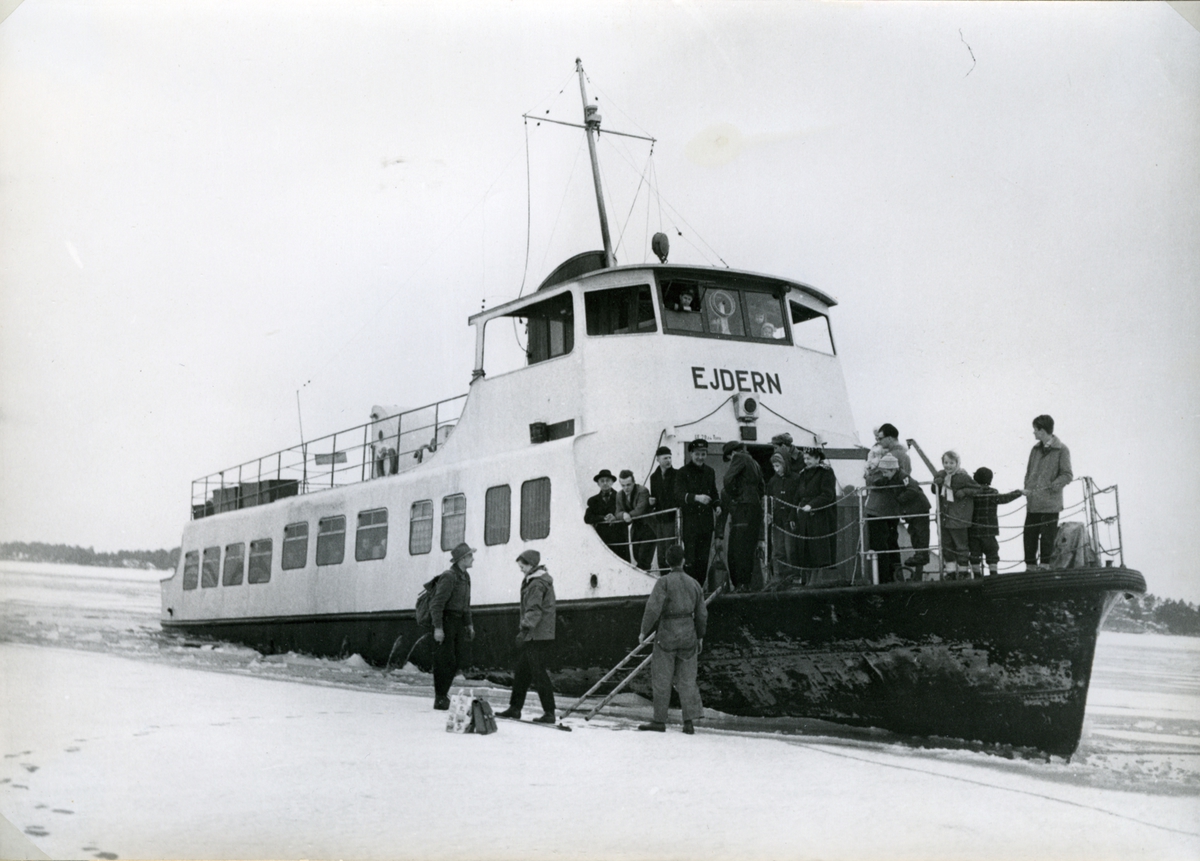 Fotograferat i mars 1955 på Kanholmsfjärden
Pass-båt Sandhamn-Vinterhamn