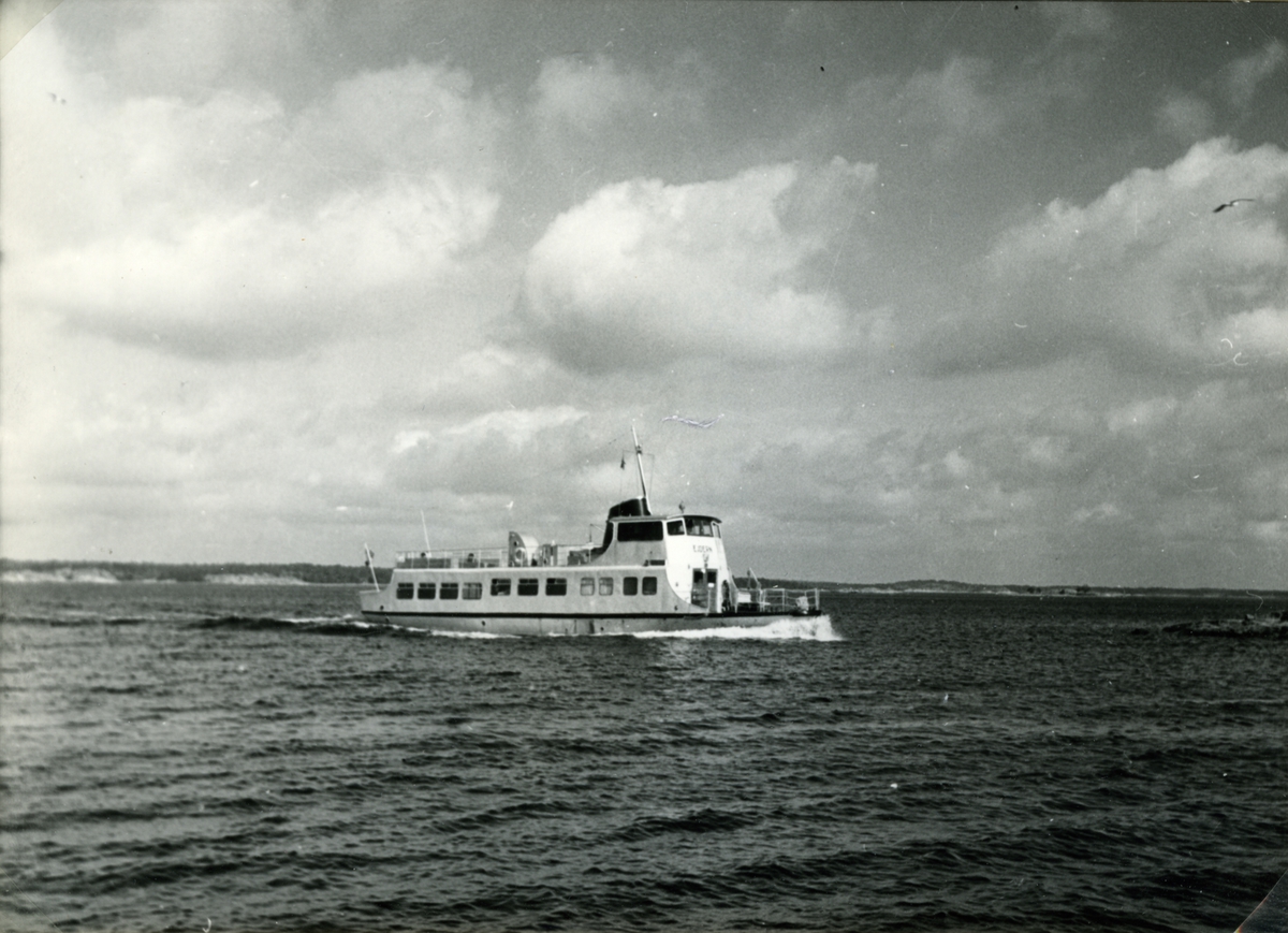 Fotodatum 1953-08-02. fartyget på ingående i Sandhamnssundet från väster.