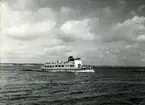 Fotodatum 1953-08-02. fartyget på ingående i Sandhamnssundet från väster.