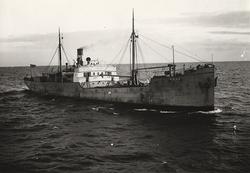 Lastångfarytget EDDA av Stockholm på ingående till Åhus, nov