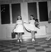 Den 21 mars 1956 arrangerade Huskvarna husmodersförening en modevisning i Idrottshuset. En rad företag deltog och behållningen gick till blinda barn.