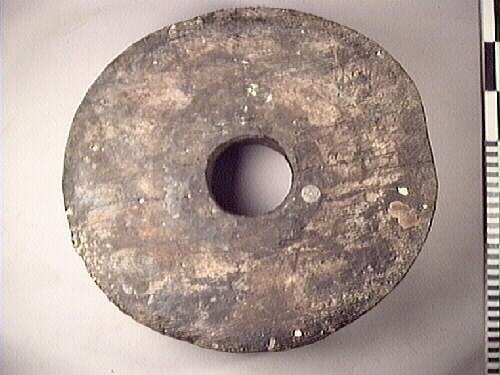 Lavetthjul fram, ofasade kanter, fåtal/mindre bristningar och sprickor än de flesta lavetthjul.

Front truck unbevelled edges, fewer/smaller splits & breaks than most trucks.