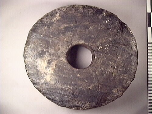 Lavetthjul fram, ofasade kanter, fåtal/mindre bristningar och sprickor än de flesta lavetthjul.

Front truck unbevelled edges, fewer/smaller splits & breaks than most trucks.