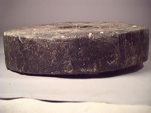 Lavetthjul fram, ofasade kanter, fåtal/mindre bristningar och sprickor än de flesta lavetthjul.

Front truck unbevelled edges, fewer/smaller splits & breaks than most trucks.