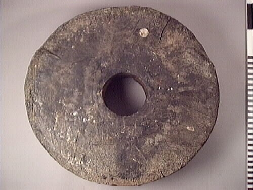 Lavetthjul, höger fram. Eroderad, båda sidor har ett stort antal sprickor och svåra skador. 

Eroded front truck, both sides hold large numbers of flaws and heavy damage.