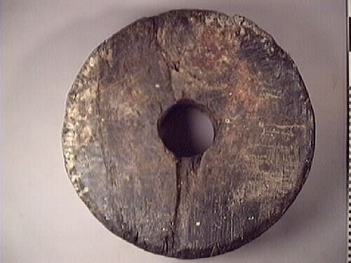 Lavetthjul, höger fram. Eroderad, båda sidor har ett stort antal sprickor och svåra skador. 

Eroded front truck, both sides hold large numbers of flaws and heavy damage.