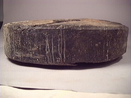 Lavetthjul, höger fram. Eroderad, båda sidor har ett stort antal sprickor och svåra skador. 

Eroded front truck, both sides hold large numbers of flaws and heavy damage.