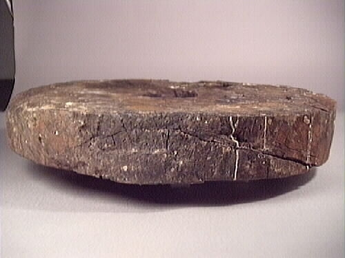 Lavetthjul fram, svåra skador och förorenad yta. Har avfasade kanter.

Front truck of a gun carriage, heavy damage and multiple impurities. Both bevelled edges.