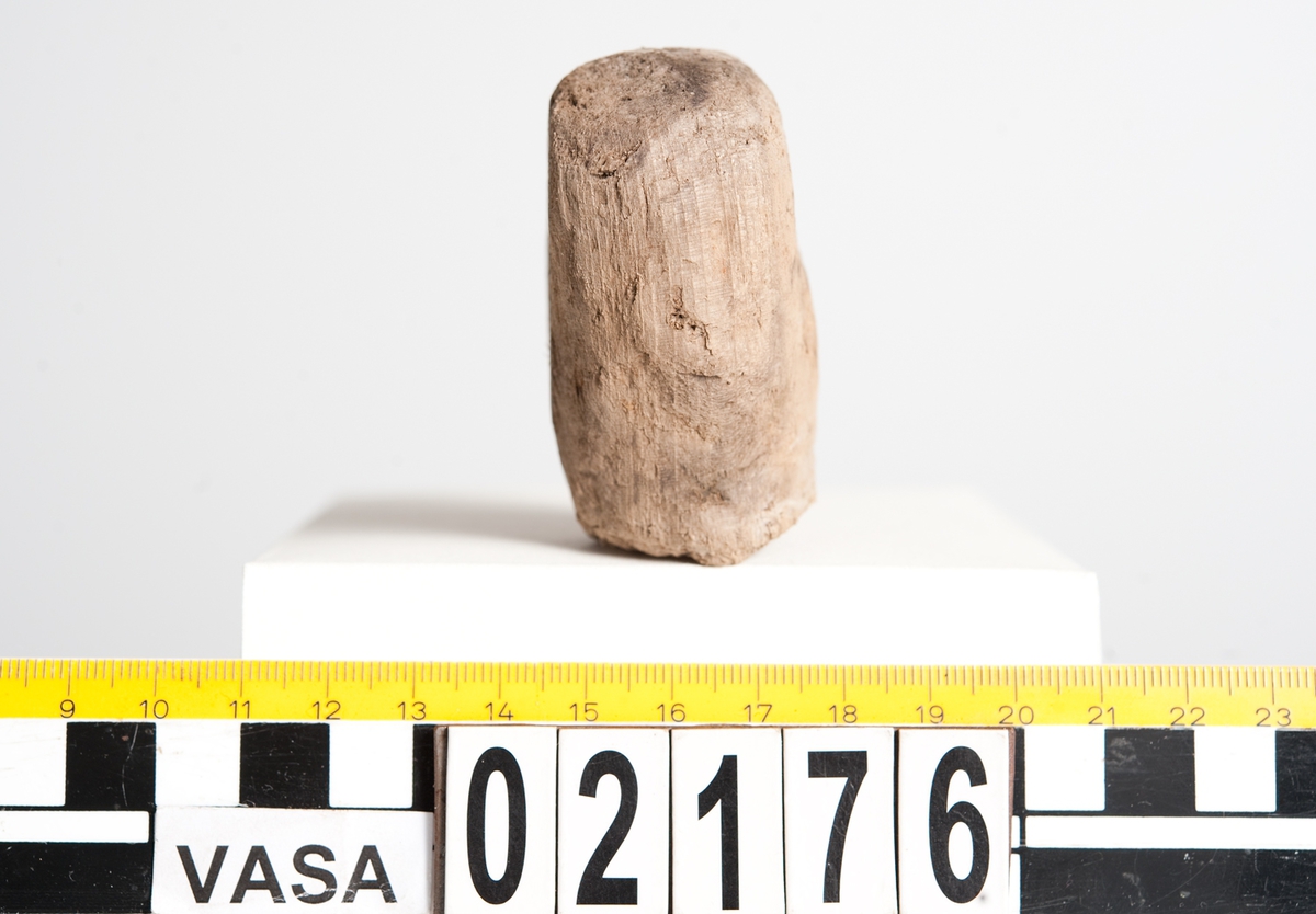 Litet, skulpterat fågelhuvud, troligtvis papegoja. Fågeln har en böjd näbb samt ett smalt öga. På undersidan av huvudet finns ett runt hål/urtag.
Skulpturen är mycket ömtålig, med småsprickor. Den ena sidan av fågelhuvudet är mycket nött och något tillplattat.