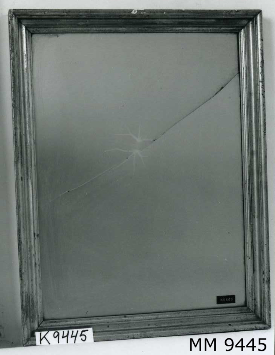 Spegel med förgylld ram. Baksidan försedd med skiva av trä.