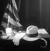 Herr-accessoarer. Fedorahatt, handskar, cigarettetui, käpp och scarf.