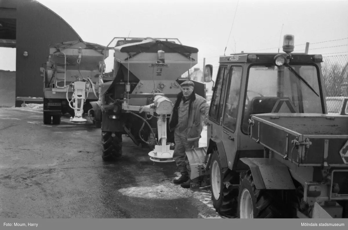 Gatukontorets centralförråd vid Skedebrogatan i Mölndal, år 1985.

För mer information om bilden se under tilläggsinformation.