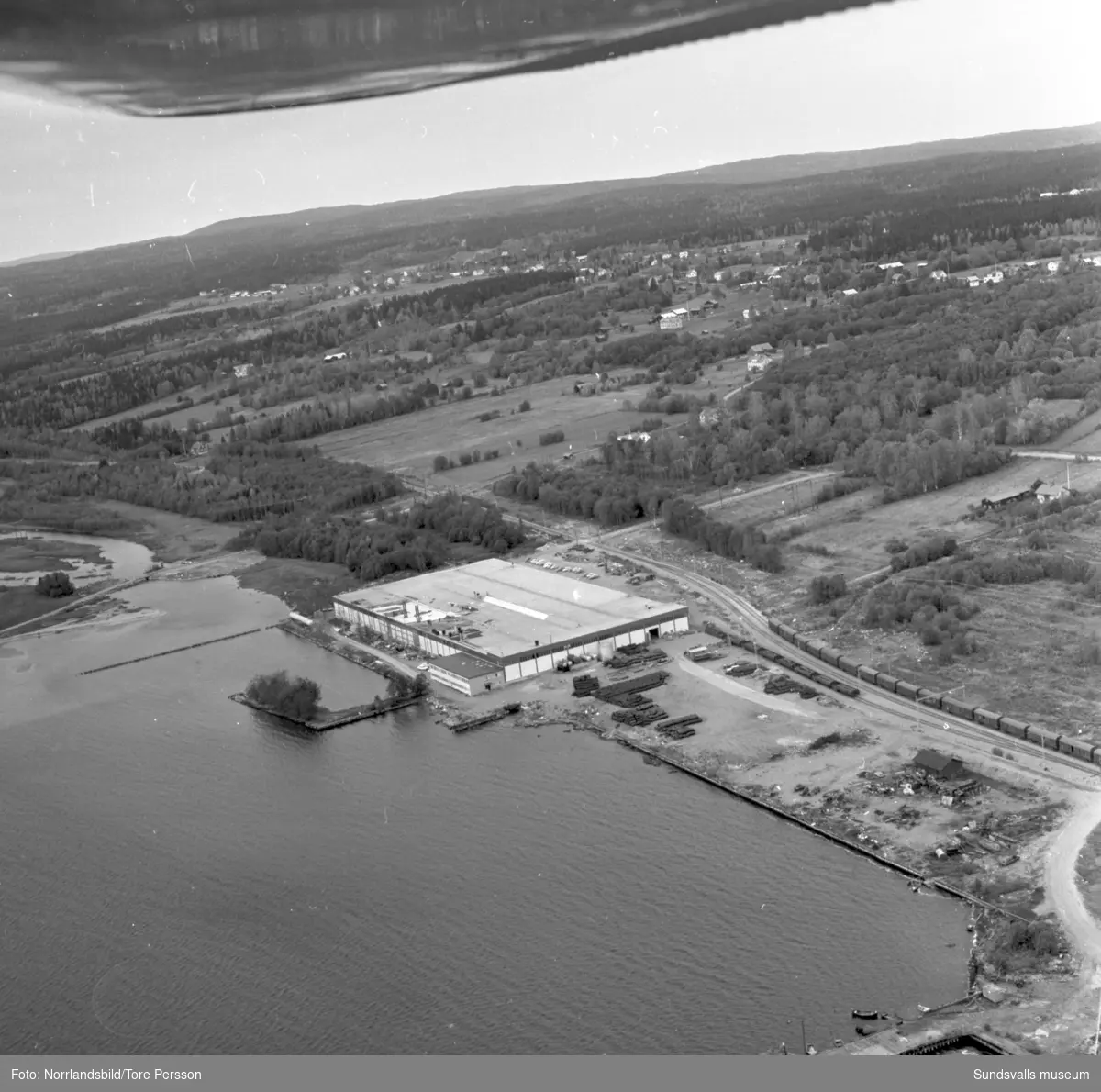 Flygfoto över Gunnebo spikfabrik i Söråker.