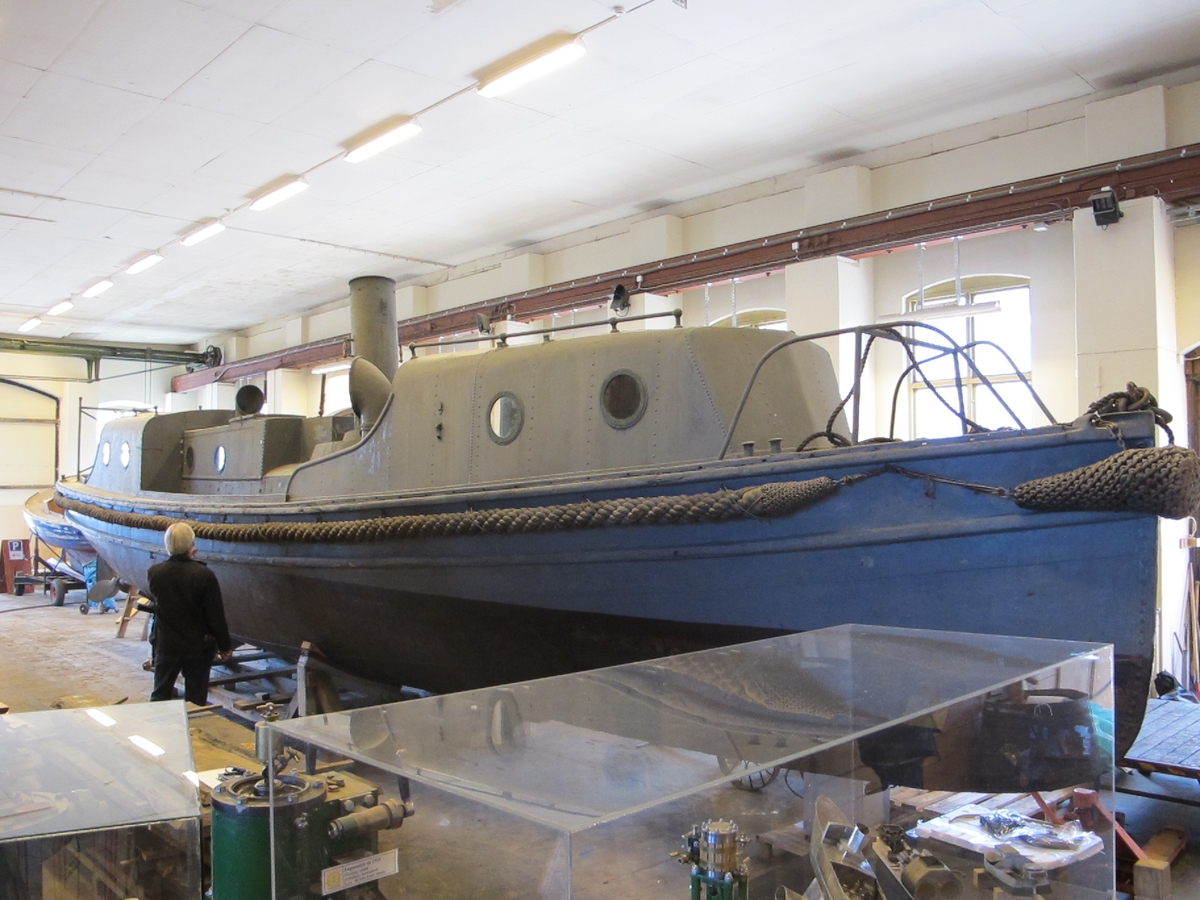 Pansarskeppet Wasas ångslup, ångslup n:o 45 (flottans beteckning). Spetsgattad med stålskrov. Komplett med ångpanna och compoundmaskin. Längd 14,9 meter. Bredd 2,65 meter. Slupen är komplett med sitt maskineri (en tvåcylindrig compoundmaskin) och ångpanna av Yarrows konstruktion.