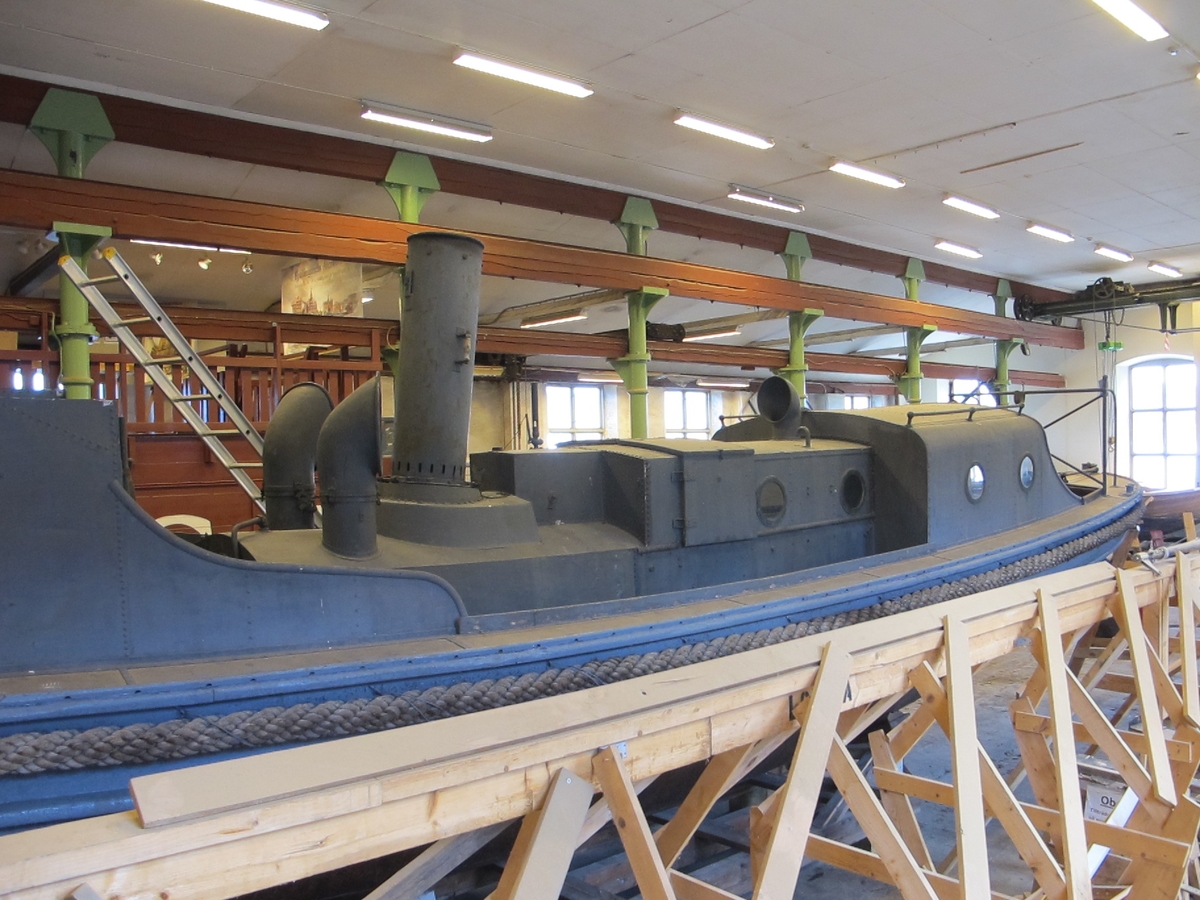 Pansarskeppet Wasas ångslup, ångslup n:o 45 (flottans beteckning). Spetsgattad med stålskrov. Komplett med ångpanna och compoundmaskin. Längd 14,9 meter. Bredd 2,65 meter. Slupen är komplett med sitt maskineri (en tvåcylindrig compoundmaskin) och ångpanna av Yarrows konstruktion.