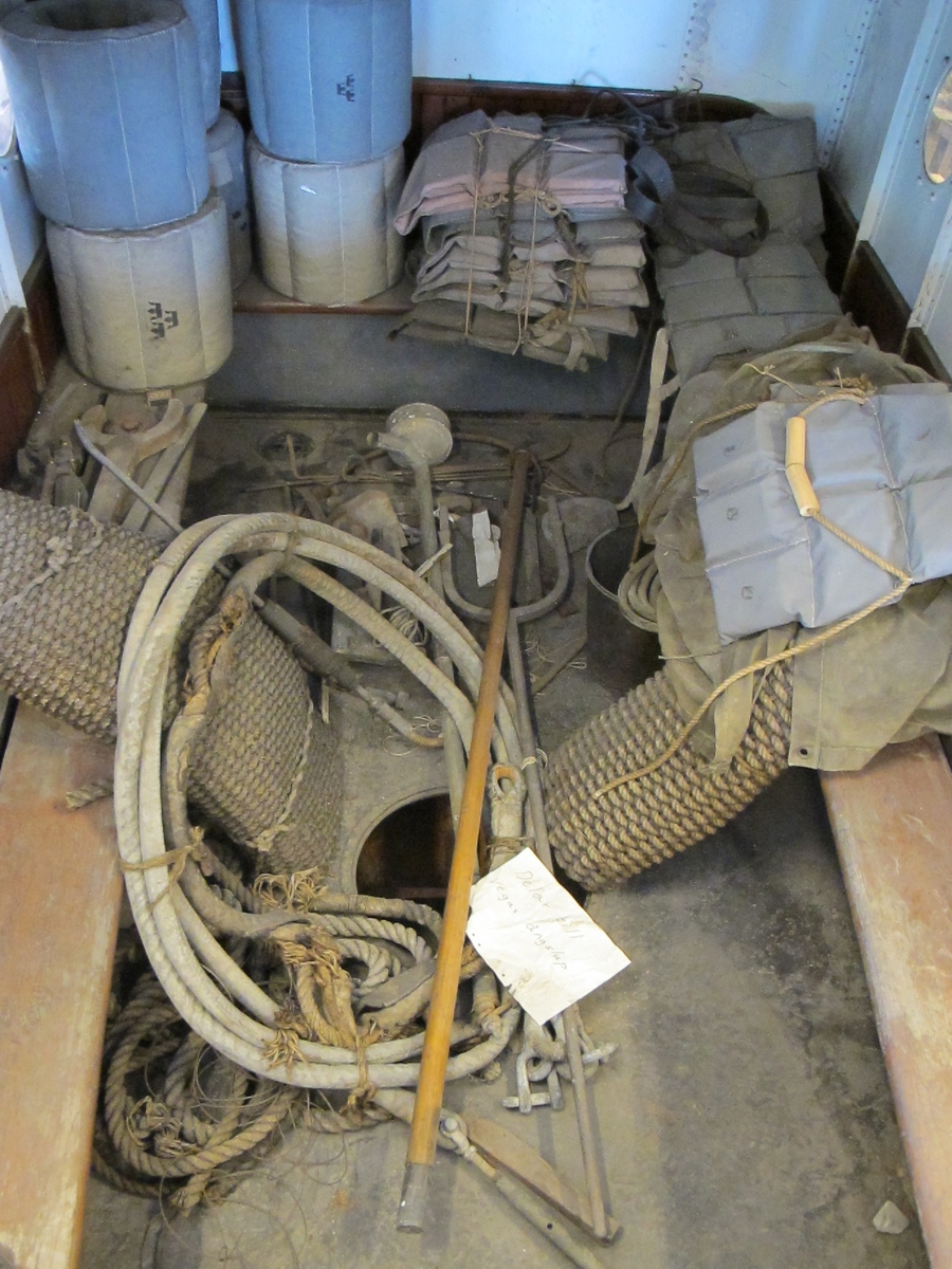 Pansarskeppet Wasas ångslup, ångslup n:o 45 (flottans beteckning). Spetsgattad med stålskrov. Komplett med ångpanna och compoundmaskin. Längd 14,9 meter. Bredd 2,65 meter. Slupen är komplett med sitt maskineri (en tvåcylindrig compoundmaskin) och ångpanna av Yarrows konstruktion.