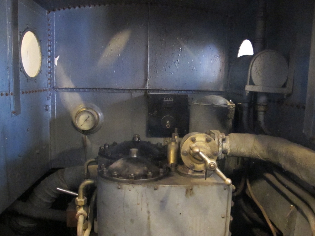 Pansarskeppet Wasas ångslup, ångslup n:o 45 (flottans beteckning). Spetsgattad med stålskrov. Komplett med ångpanna och compoundmaskin. Längd 14,9 meter. Bredd 2,65 meter. Slupen är komplett med sitt maskineri (en tvåcylindrig compoundmaskin) och ångpanna av Yarrows konstruktion.