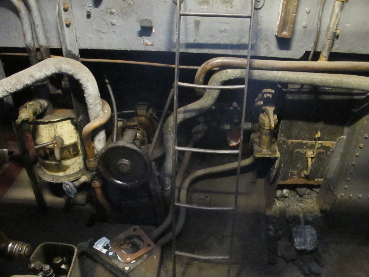 Pansarskeppet Wasas ångslup, ångslup n:o 45 (flottans beteckning). Spetsgattad med stålskrov. Komplett med ångpanna och compoundmaskin. Längd 14,9 meter. Bredd 2,65 meter. Slupen är komplett med sitt maskineri (en tvåcylindrig compoundmaskin) och ångpanna av Yarrows konstruktion.