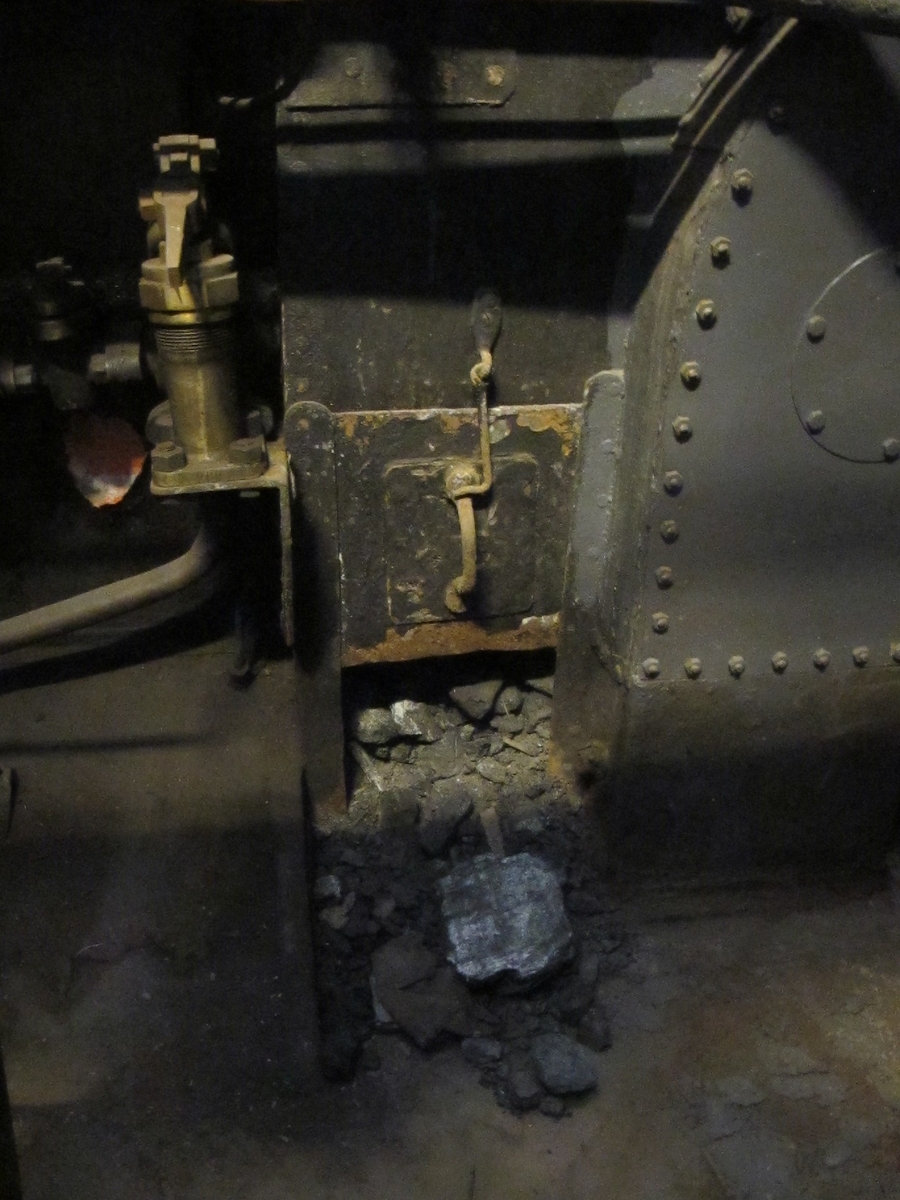 Pansarskeppet Wasas ångslup, ångslup n:o 45 (flottans beteckning). Spetsgattad med stålskrov. Komplett med ångpanna och compoundmaskin. Längd 14,9 meter. Bredd 2,65 meter. Slupen är komplett med sitt maskineri (en tvåcylindrig compoundmaskin) och ångpanna av Yarrows konstruktion.