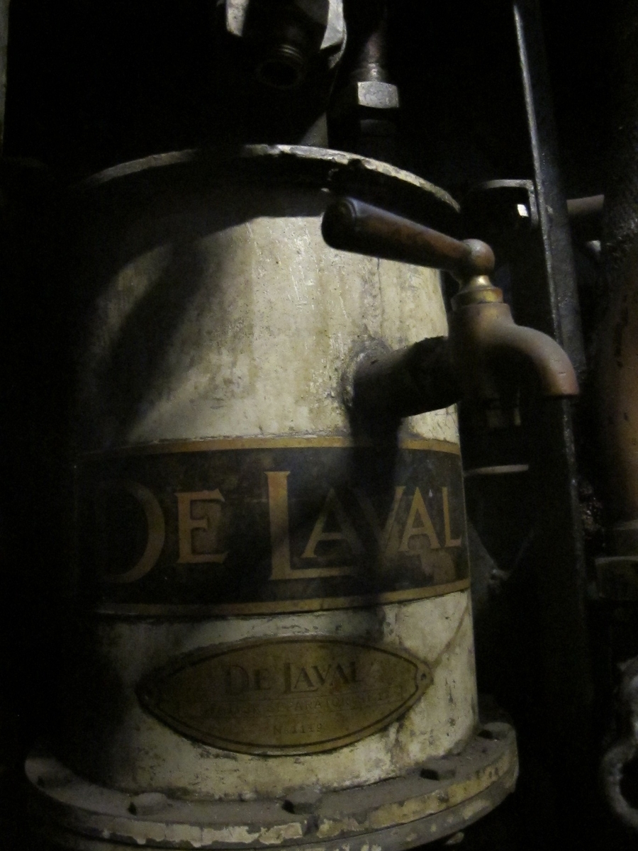 Pansarskeppet Wasas ångslup, ångslup n:o 45 (flottans beteckning). Spetsgattad med stålskrov. Komplett med ångpanna och compoundmaskin. Längd 14,9 meter. Bredd 2,65 meter. Slupen är komplett med sitt maskineri (en tvåcylindrig compoundmaskin) och ångpanna av Yarrows konstruktion.