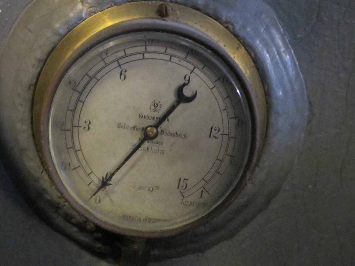 Pansarskeppet Wasas ångslup, ångslup n:o 45 (flottans beteckning). Spetsgattad med stålskrov. Komplett med ångpanna och compoundmaskin. Längd 14,9 meter. Bredd 2,65 meter. Slupen är komplett med sitt maskineri (en tvåcylindrig compoundmaskin) och ångpanna av Yarrows konstruktion.