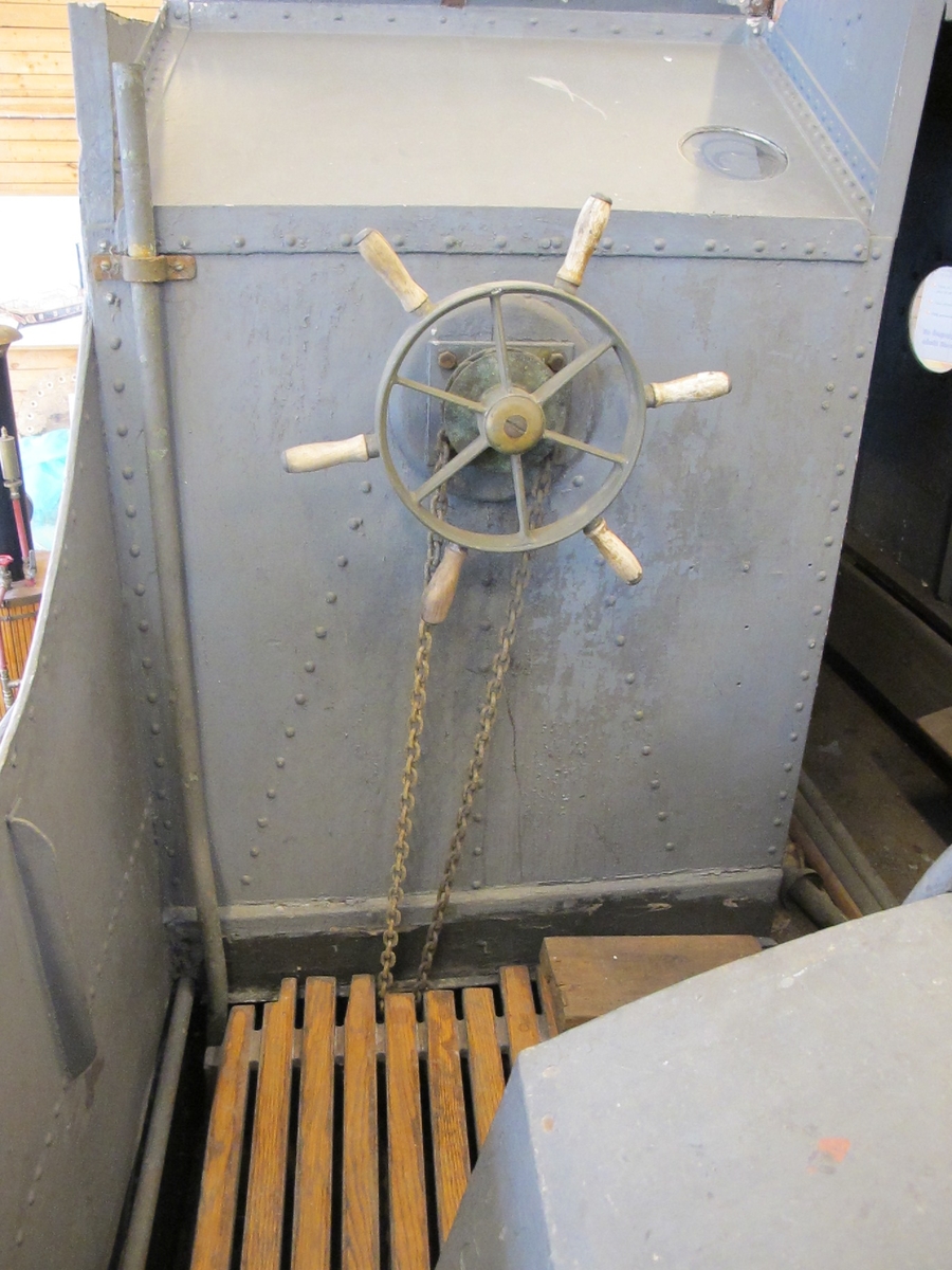 Pansarskeppet Wasas ångslup, ångslup n:o 45 (flottans beteckning). Spetsgattad med stålskrov. Komplett med ångpanna och compoundmaskin. Längd 14,9 meter. Bredd 2,65 meter. Slupen är komplett med sitt maskineri (en tvåcylindrig compoundmaskin) och ångpanna av Yarrows konstruktion.