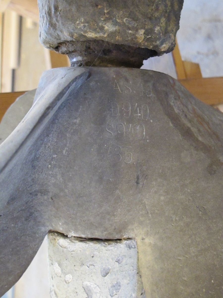 Pansarskeppet Wasas ångslup, ångslup n:o 45 (flottans beteckning). Spetsgattad med stålskrov. Komplett med ångpanna och compoundmaskin. Längd 14,9 meter. Bredd 2,65 meter. Slupen är komplett med sitt maskineri (en tvåcylindrig compoundmaskin) och ångpanna av Yarrows konstruktion.