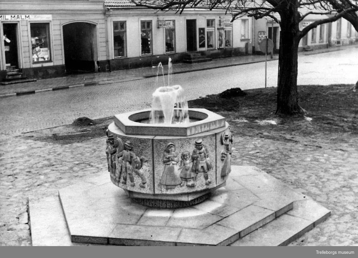 Gamla torg, Mikaelibrunnen