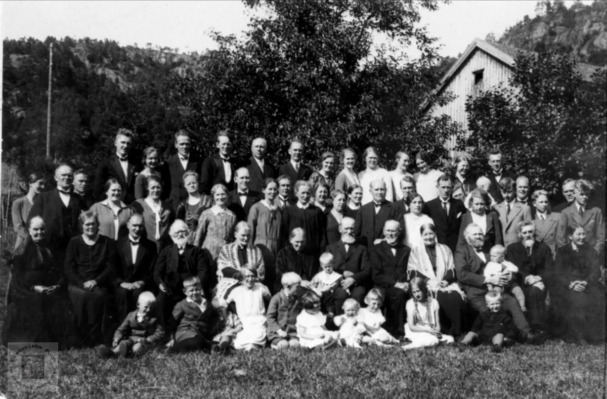 Gullbryllup på Nome.
Kundekommentar, juli 2016: 
"Bildet er tatt i Hagen til A. P. Nome. "