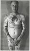 Tatueringsbilder.

F.d. sjömannen Hjalmar Svensson,
född i Stockholm.

Bröstpartiet tatuerat i Buenos Aires för 25 pesetas.
Överarmarna tatuerade i Köpenhamn för 25 kr vardera.
Låren tatuerade i Stockholm för 10 kr. vardera.
Allt elektriskt nålarbete.