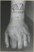 SJÖBERG, CARL ÅKE
F. 6 JUNI 1920, VÄSTERÅS
SJÖMAN, STOCKHOLM

Tatuering på vänster hand, skepp och prickar, utförda av honom själv.