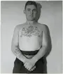 Tatuerad sjöman.
Vpl Torsten Höglund, tjänstgörande på sjöhistoriska museet hösten 1943. gick till sjöss 1928.