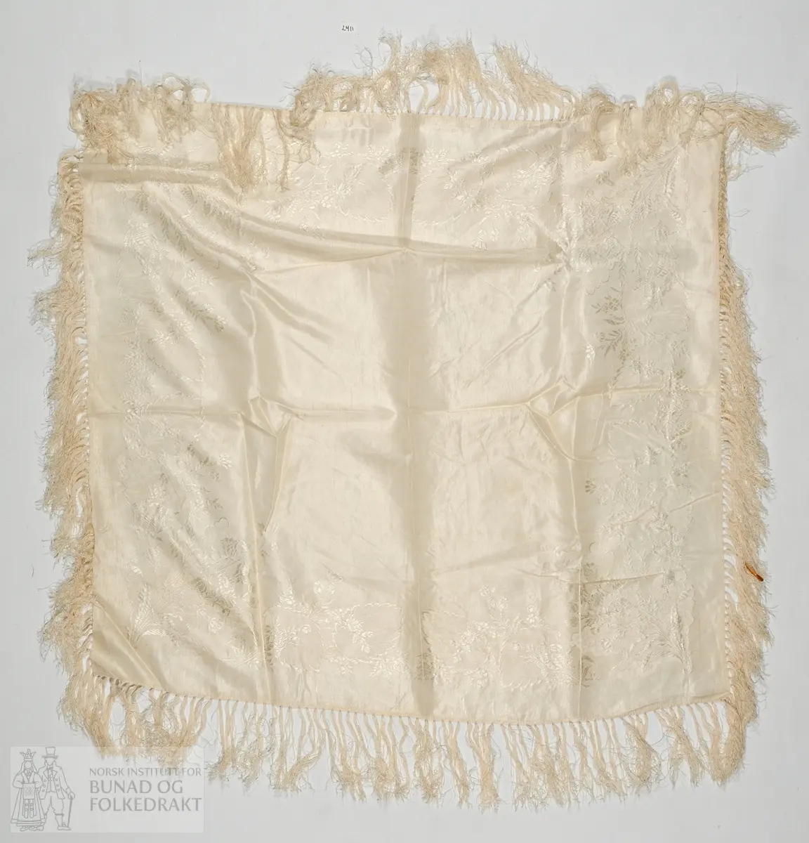Silketørkle lys silke med mønster og frynser. 
68 cm x 68 cm