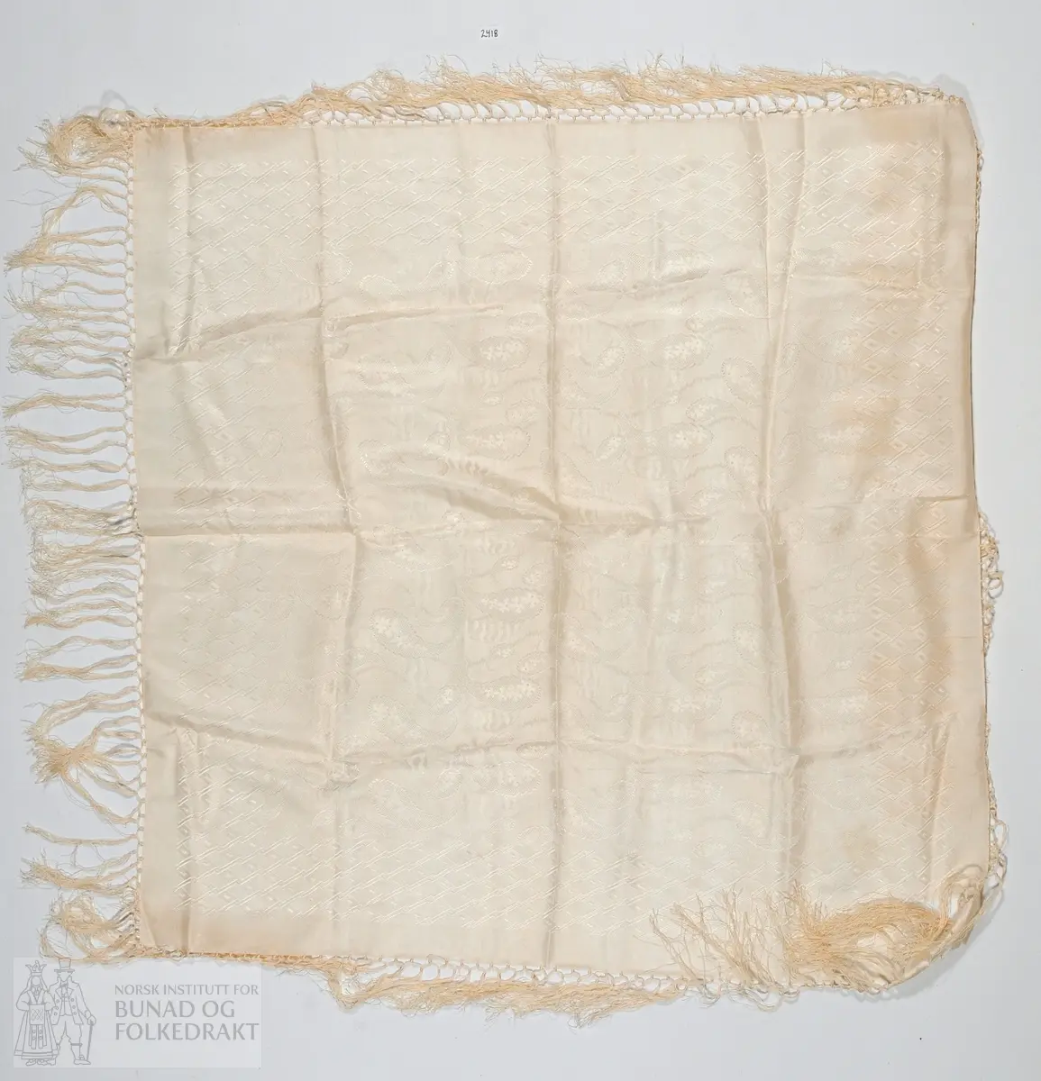 Kvitt silketørkle med frynser. 

Mål: 80 x 80cm