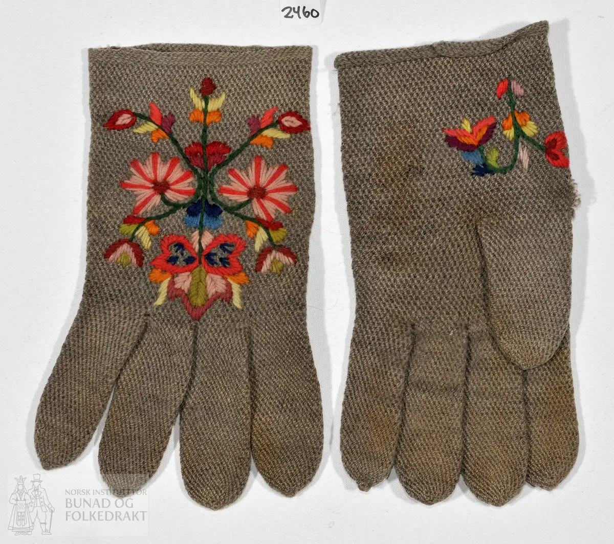Grå fingervott med broderi 
Lengde: 24 cm