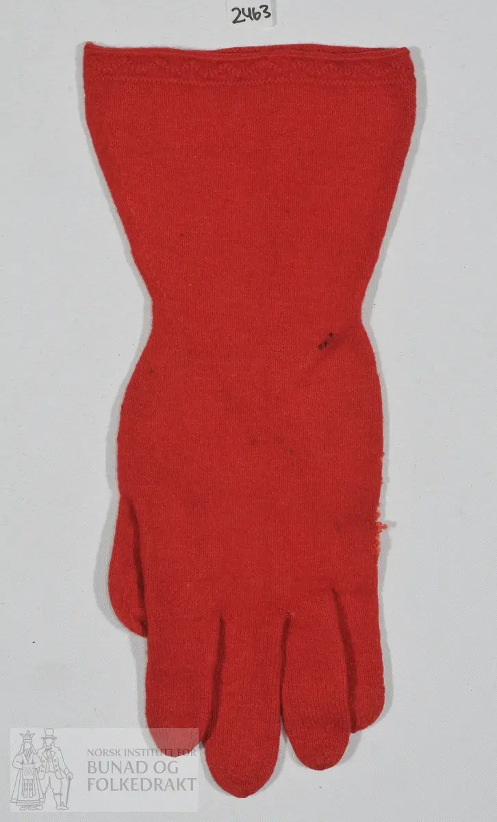 Raud vott med fingre. Mønsterkant ved håndleddet. 
Lengde: 30 cm