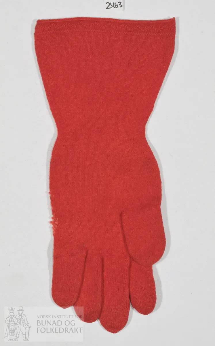 Raud vott med fingre. Mønsterkant ved håndleddet. 
Lengde: 30 cm