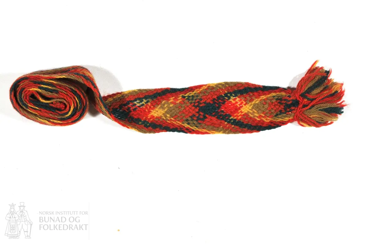 Sokkeband i raud, gul, grå, grøn. 
150 cm x 5 cm