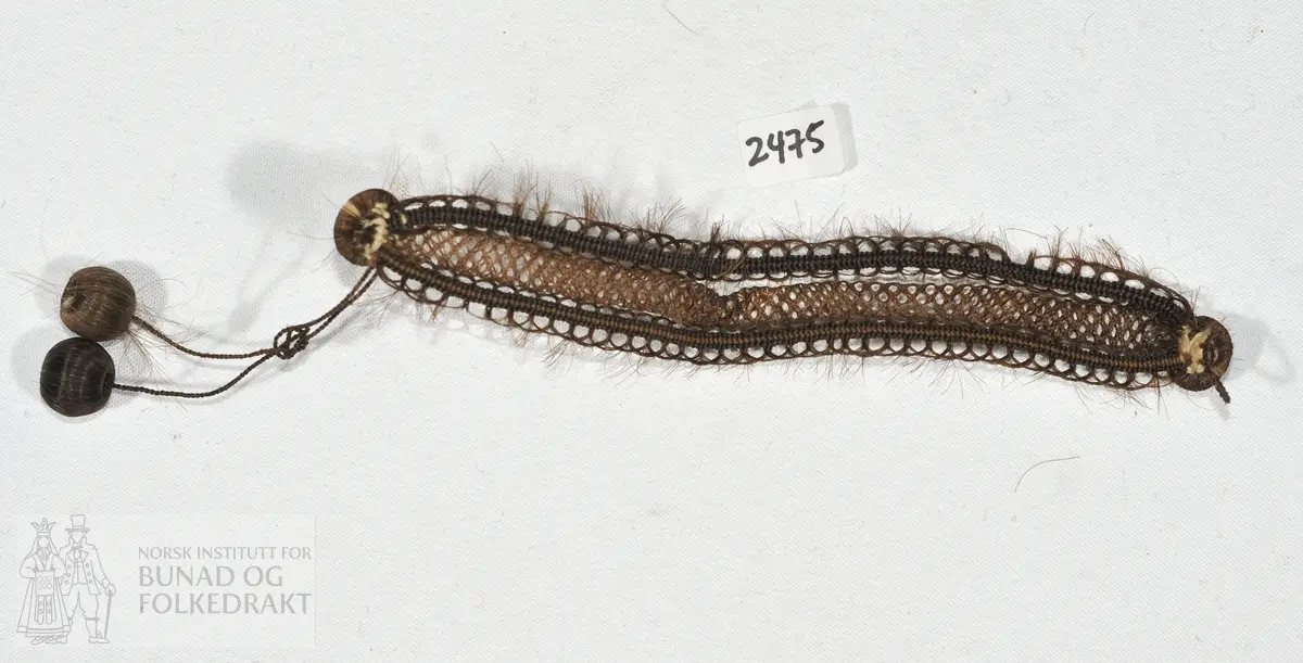 Hårsmykke 	
16 lengde og 1 cm breidde.  (+ 5 cm annheng)