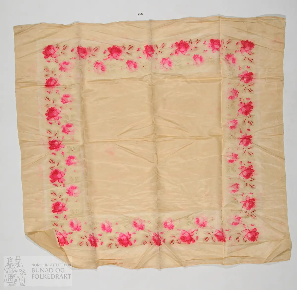 Silketørkle i lys gulbeige silke med rosa blomsterbord.