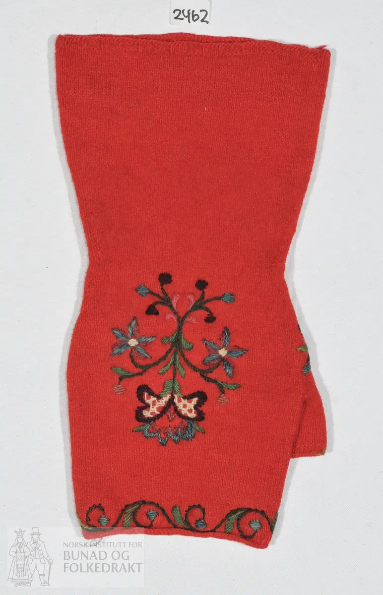 Raud halvvott med broderi. 
Lengde: 22cm