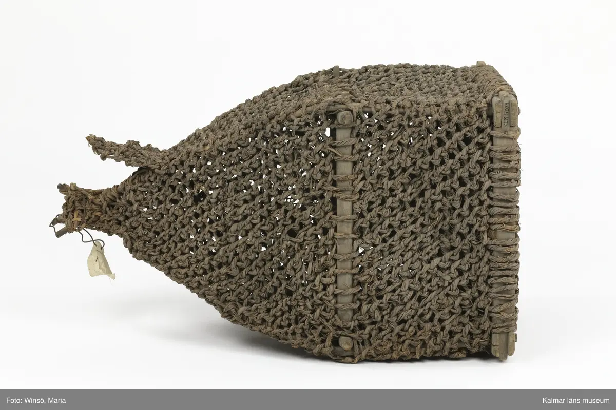 KLM 17074. Mjärde. Rektangulär fångstbur av flätad bast med trästomme. Inuti en strutformad inredning.