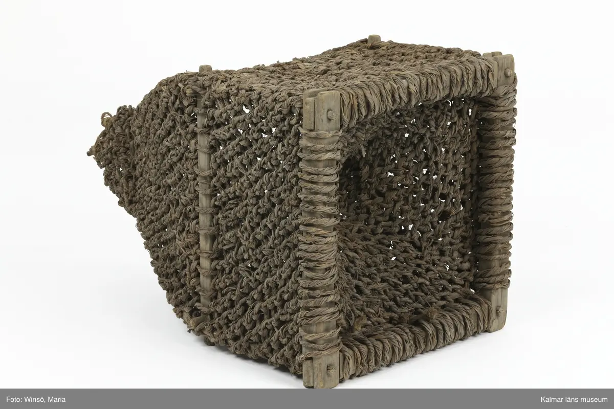 KLM 17074. Mjärde. Rektangulär fångstbur av flätad bast med trästomme. Inuti en strutformad inredning.