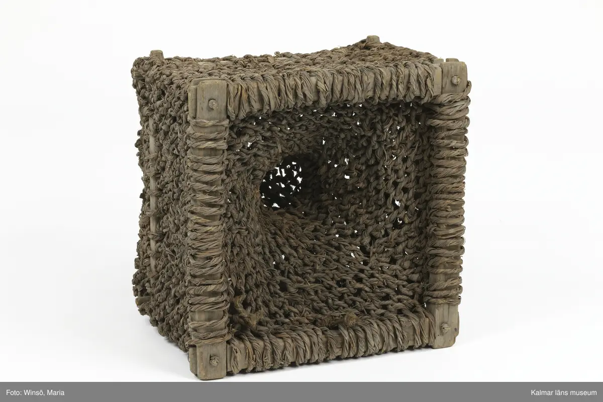 KLM 17074. Mjärde. Rektangulär fångstbur av flätad bast med trästomme. Inuti en strutformad inredning.