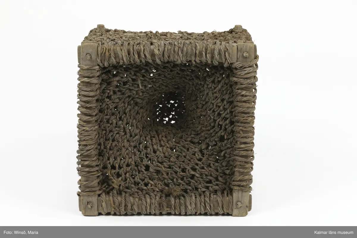 KLM 17074. Mjärde. Rektangulär fångstbur av flätad bast med trästomme. Inuti en strutformad inredning.