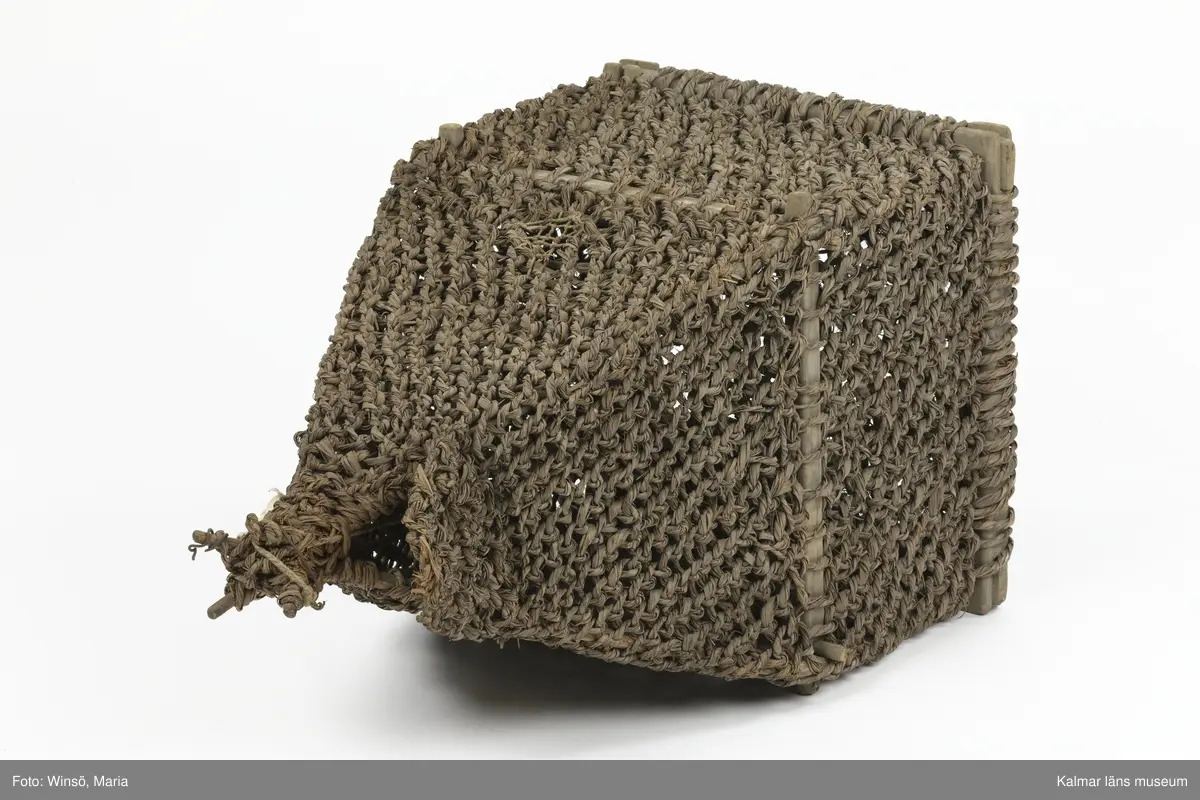 KLM 17074. Mjärde. Rektangulär fångstbur av flätad bast med trästomme. Inuti en strutformad inredning.