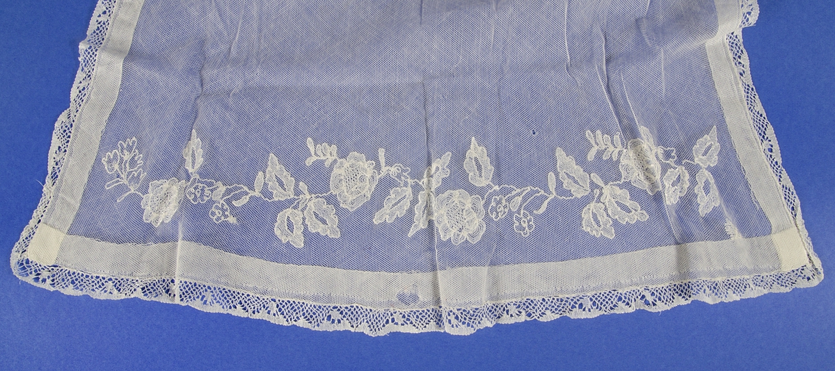 Ett förkläde, en schal, två stycken och tre prov av tyll. Alla är broderade.